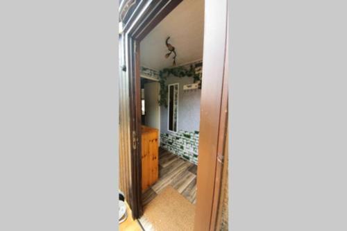 Tiny House mit Indianerzelt und Lagerfeuer im Harz