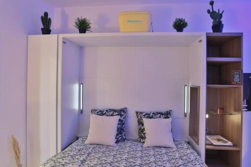 Tiny studio + petite terrasse, à 90 m de la plage !