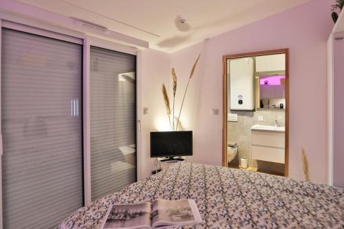 Tiny studio + petite terrasse, à 90 m de la plage !