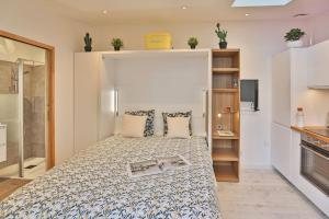 Tiny studio + petite terrasse, à 90 m de la plage !