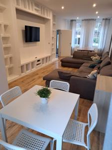 Tolstov House - 5 Room House with Terrace - 35min Messe DUS