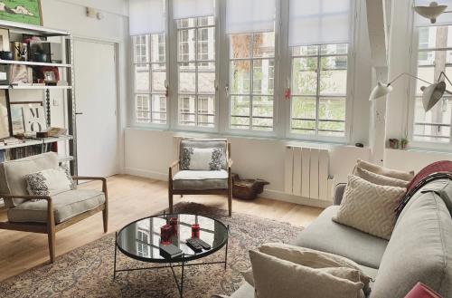 Top cozy apartment in the Upper Marais Area