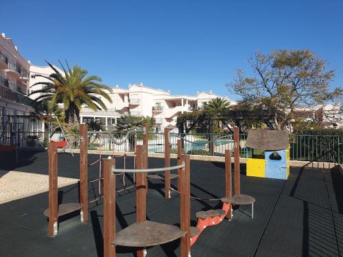 Top-floor 2 BR holiday home with sea view and pool