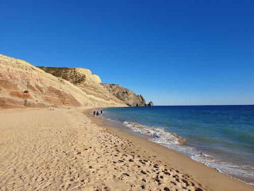 Top-floor 2 BR holiday home with sea view and pool