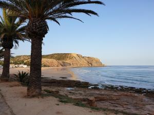Top-floor 2 BR holiday home with sea view and pool
