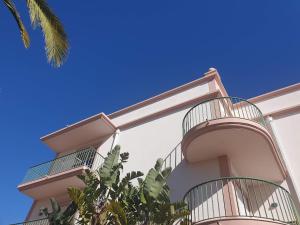 Top-floor 2 BR holiday home with sea view and pool