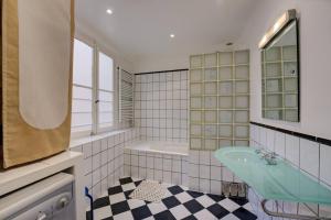 Top Floor Duplex Apt/Rooftop Views/Mins to Beach
