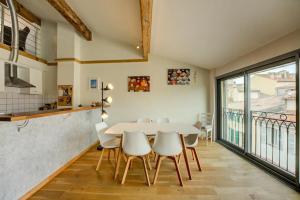 Top Floor Duplex Apt/Rooftop Views/Mins to Beach