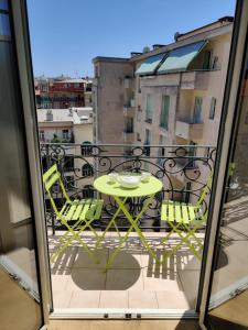 Top floor nest, balcony close to sea and old-town