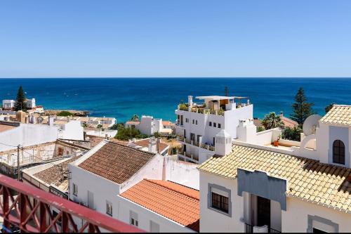 Top Floor Ocean View Apartment – Near Beach Luz