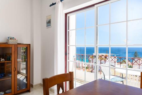 Top Floor Ocean View Apartment – Near Beach Luz