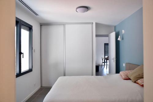 Top of house with sea view 50m from the beach