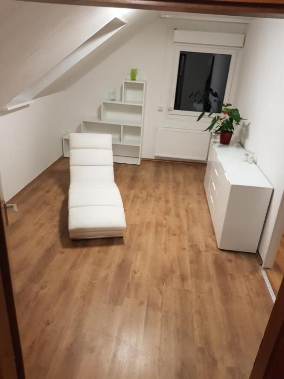 Appartement Top XXL Apartment -- großes, elegantes und helles Apartment -- WiFi -- WLAN -- Parkplatz -- Hohen Dyk 86 47803 Krefeld