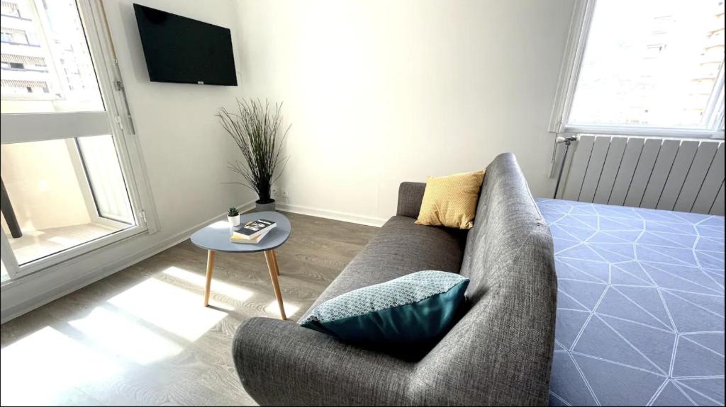 Appartement Toulon : Joli studio refait à neuf, vue mer 293  Av. Henri Poincaré Le Perroquet 83000 Toulon