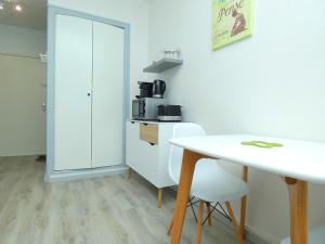 TOUT CONFORT - LUMINEUX - CENTRE VILLE et PROCHE COMMERCES