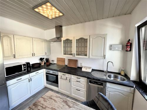 Traumaussicht Kamin Balkon Burgblick 65 Zoll TV Netflix Sky Joyn Lindenplatz