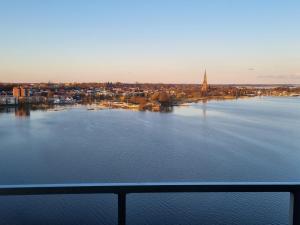 Traumblick! Mitten im Wasser, dem Himmel ganz nah!