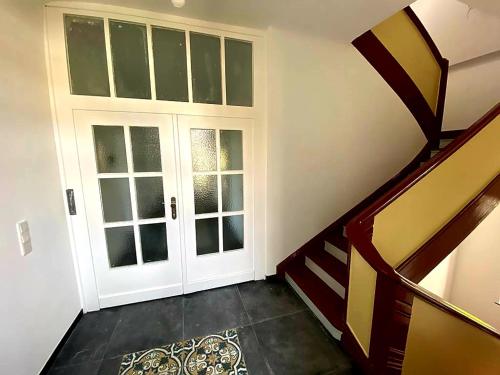 Traumhafte Altbau-Wohnung in Denkmal-Villa I 2 Schlafzr. I Haustier mögl. I 125m2