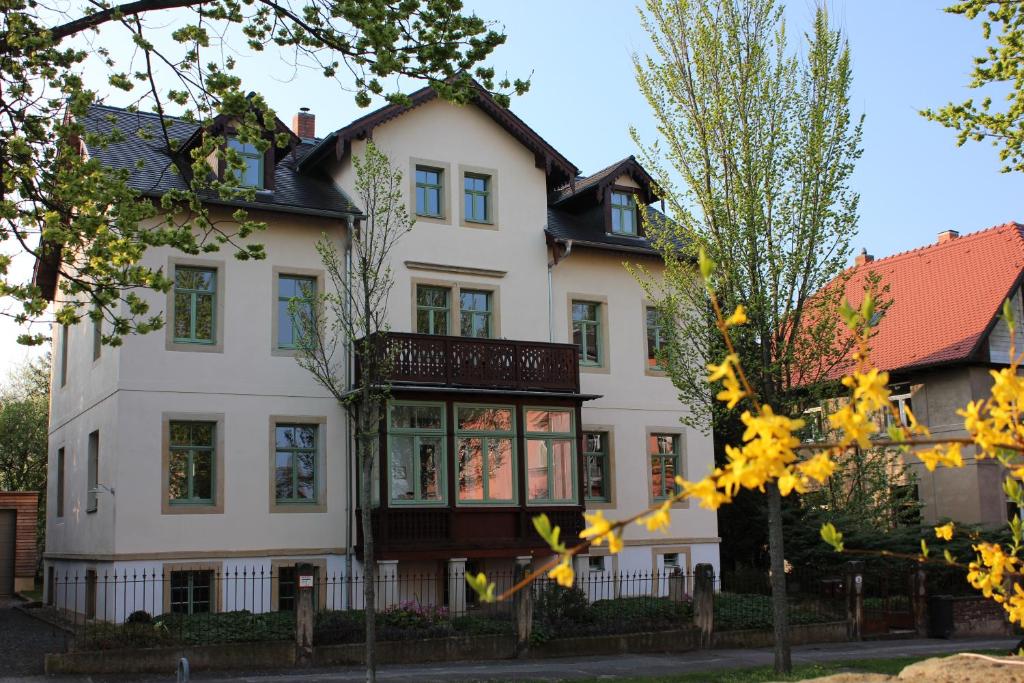 Traumhafte Etagenwohnung in Günderzeitvilla Dorotheenstrasse 3 1. Obergeschoss, 01219 Dresde