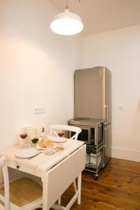 Trendy and Super Central Apartment 21 by Lisbonne Collection