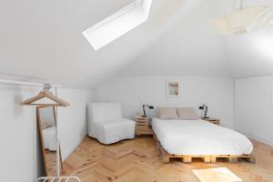 Trendy Bright Flat with Balcony by Host Wise