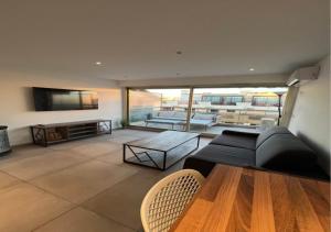 Très beau studio avec terrasse, situé à 100m des plages de Juans les pins