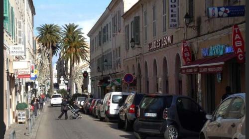 Très bel appart meublé classé 3 étoiles entièrement rénové et climatisé 50 m centre et 150 m plage