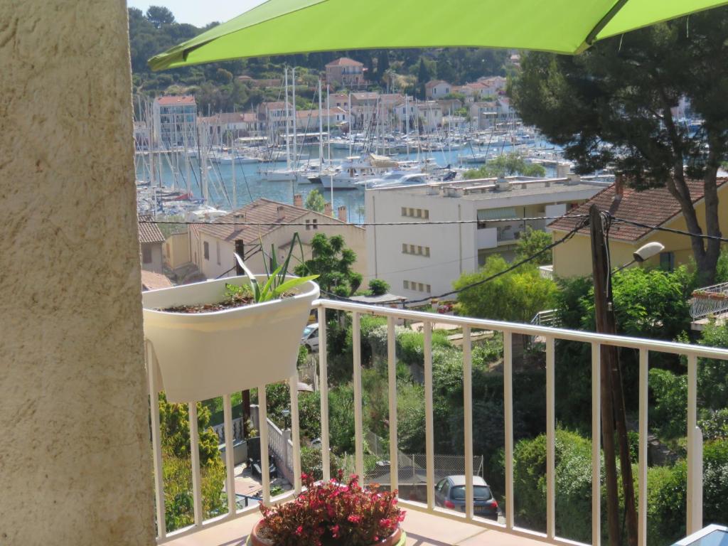 Appartement Très bel appartement T2 de 65 m2 avec terrasse vue sur port. 18 Avenue de la Rade 83430 Saint-Mandrier-sur-Mer