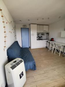 TRES JOLI STUDIO CABINE les pieds dans l'eau AVEC VUE sur le canal