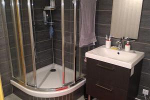 Très joli studio de 25m2 dans RDC d'un Chalet.