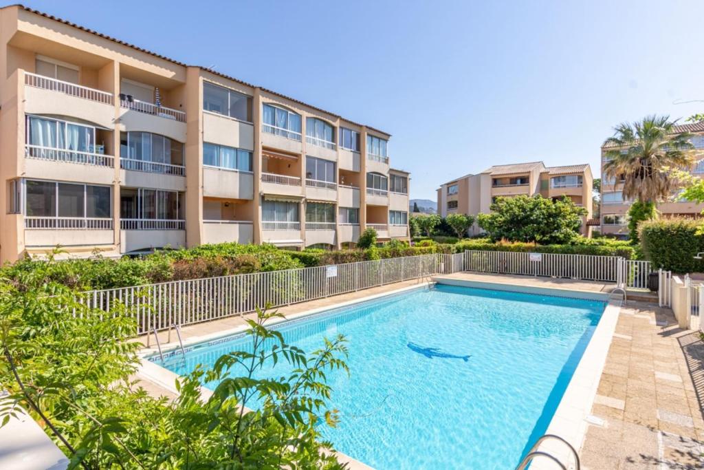 Appartement TRÈS LUMINEUX 31 m avec Véranda et PISCINE 662 Route de la Gare 83110 Sanary-sur-Mer