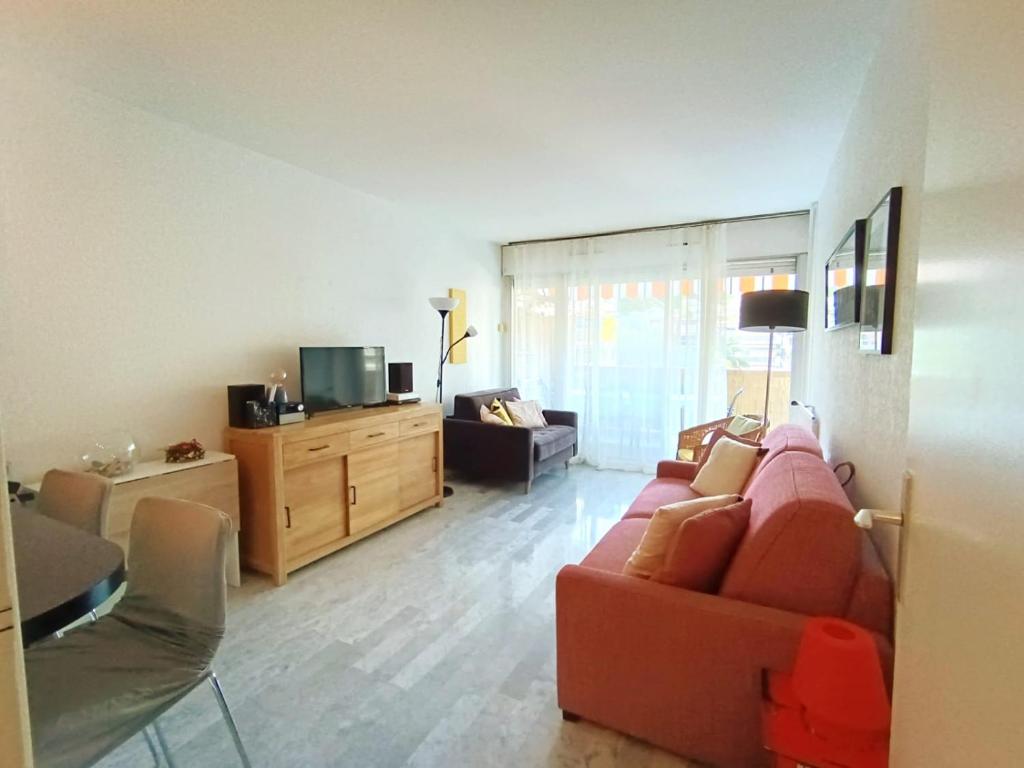 Tribuperez à Juan-Antibes Bâtiment TYR, appartement 369 Chemin de Tanit, Mas de Tanit, 06160 Juan-les-Pins