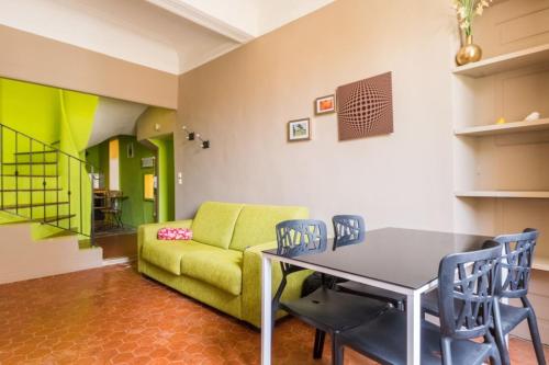 Triplex apartment with furnished rooftop terrace in the heart of the city