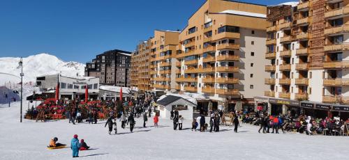 Triplex chaleureux 6, 8 ou 10 personnes, central et skis aux pieds