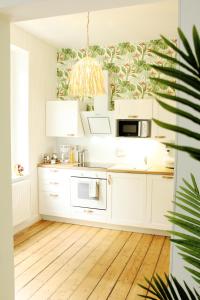 Tropical SECRET HIDEAWAY SmartHome for work and travel