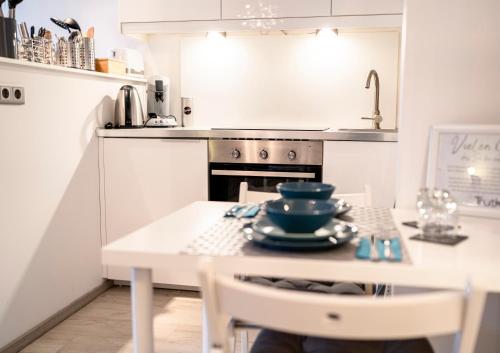 TRUTH Apartment - Kingsize Bett - Netflix - Zentral