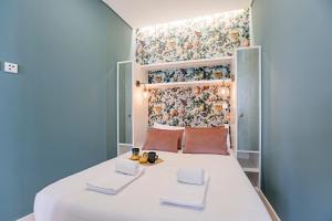Turquoise Central Flat w AC & Balcony by LovelyStay