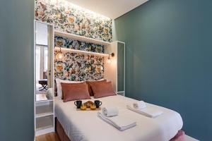 Turquoise Central Flat w AC & Balcony by LovelyStay