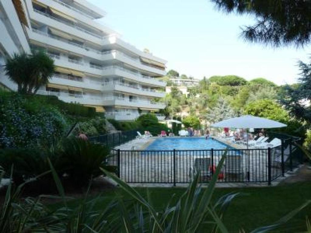 Two Bed apartment in a gated residence with gardens in Cannes with sea views 865 47 Boulevard Leader, 06400 Cannes