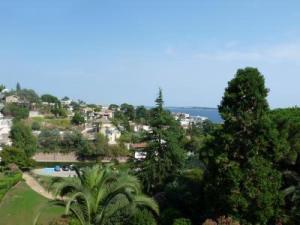 Two Bed apartment in a gated residence with gardens in Cannes with sea views 865