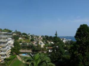 Two Bed apartment in a gated residence with gardens in Cannes with sea views 865
