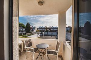 Two bed by the Marina with pool