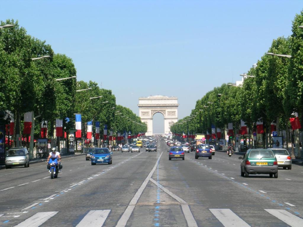 Two-Bedroom Apartment Champs-Elysées 90 Rue La Boétie, 75008 Paris