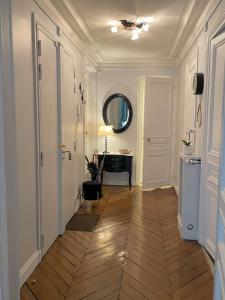 Two-Bedroom Apartment Champs-Elysées