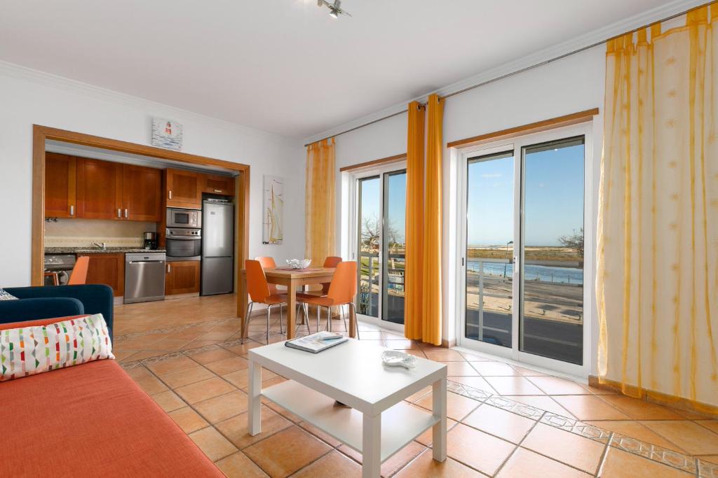 Two Bedroom Apartment in Fuzeta by Ideal Homes Rua General Humberto Delgado, R\\A Lote 8, 8700-132 Olhão
