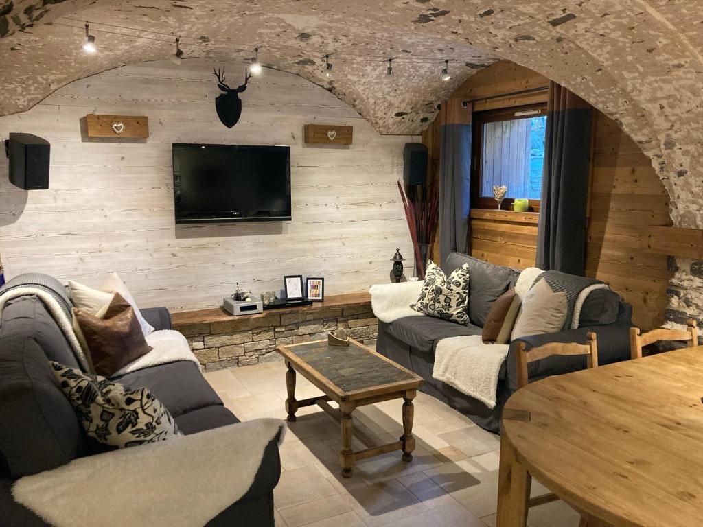 Two Bedroom Apartment La Voute, Chandon near Meribel - Sleeps 4 Adults or 2 Adults and 3 Children Apartment 1, Chalet Piton, Chandon, 73550 Les Allues