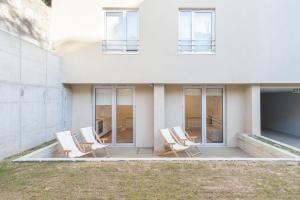 Two Bedroom Apartment with Patio near the Beach