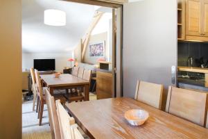 Two internally connecting 2-bed apartments with shared private entrance