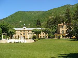 Two Studios with pool in garden Park nearby spas and views at the Mont Ventoux