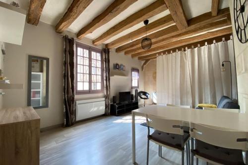 Typical apartment in the heart of the city with WiFi
